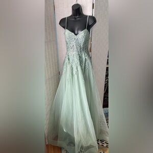 NWT $229 TLC Say Yes prom gown size 5/6 $119